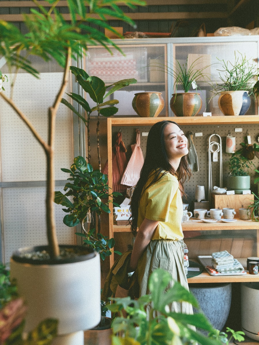 黄色のBarbourTシャツを着ている池田穂乃花